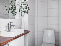 Alakerrassa erillinen wc