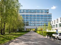 Taloyhtiön rakennukset kesällä