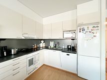 Keittiön varusteisiin kuuluu astianpesukone.