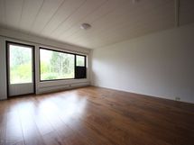 olohuone, josta käynti takapihan terassille