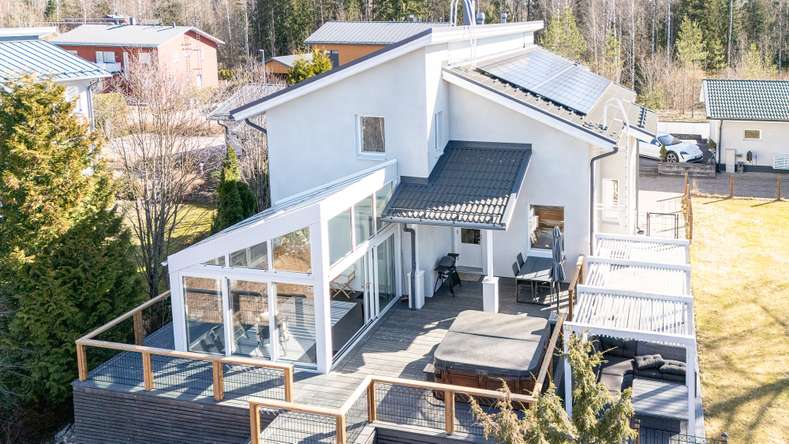 Omakotitalo, 4h, k, kph, s, 2 wc, vh, eteinen ja eteisaula, ulkoiluvälinehuone, aulahuone, parveke, lasihuone sekä autotalli ja harrastehuone., 161/205 m², Maksjoki, Lohja