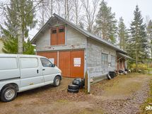 Talousrakennus on kooltaan n. 84 m² ja pitää sisällään autotallin, työtilan, varaston ja yksiön.