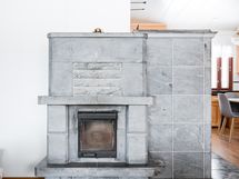 Olohuoneessa varaava takka