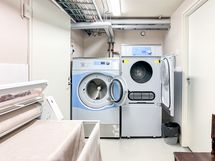 Taloyhtiön pesutupa, jonka vieressä myös kuivaushuone.