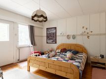 Yläkerran makuuhuone 2