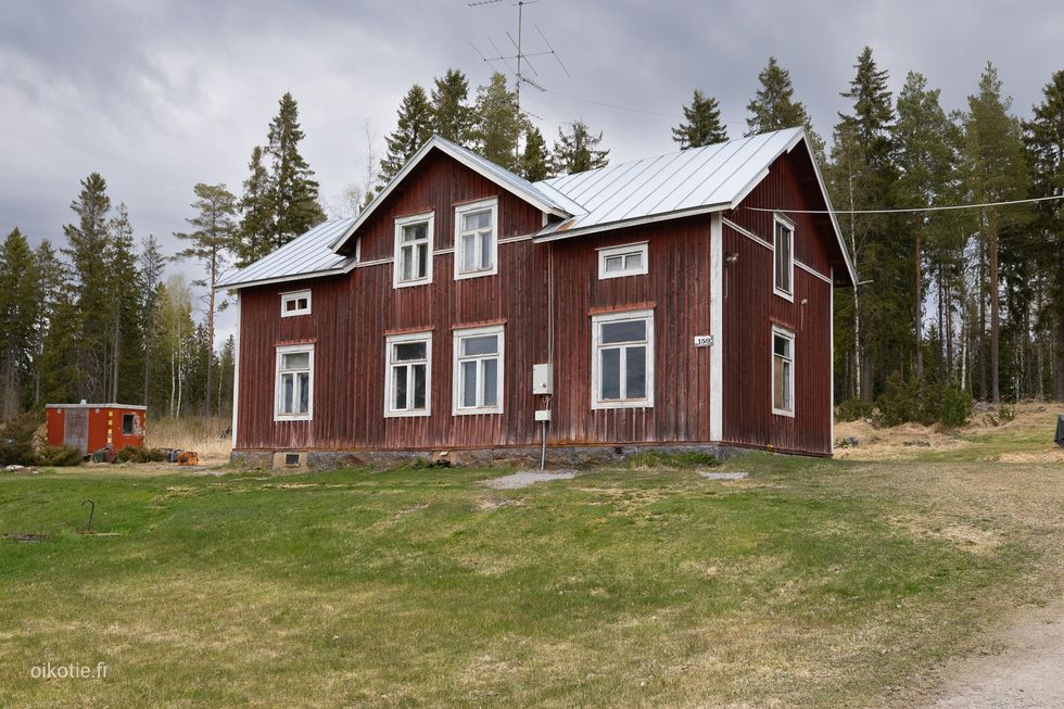 Malax, Gräsgårdsvägen 159, en gammal stockstuga på en stor tomt
