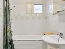 Erillinen wc/kylpyhuone.