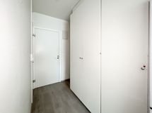 Eteisessä reilusti kaappitilaa