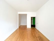 Alkovi on 173cm leveä ja syvyyttä on 200cm. Alkovin yhteydessä on säilytystilaa.