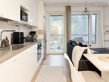 Ikkunat ja parveke ovat kaakon suuntaan.