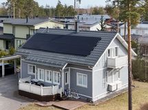 taloa ympäröi tasainen nurmipiha, piha on turvallinen lasten leikeille
