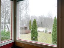 Näkymä makuuhuoneesta pihalle