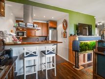 Keittiön ja olohuoneen jakaa liesitason saareke