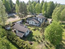 Pihapiiri kokonaisuudessaan. Vasemmalla kaksi varastorakennusta, edessä etualalla piharakennus.