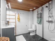 Kylpyhuoneessa myös WC.