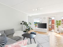 Olohuoneesta on käynti lasitetulle parvekkeelle.