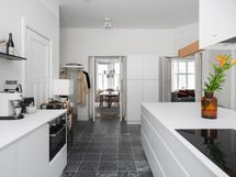 Tilava ja toimiva tanskalaisdesignkeittiö, Tulikivi-laatat.