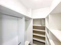 Asunnossa on tilava vaatehuone.