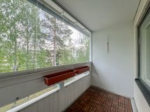 Lasitettu parveke on kaakkoon aamupäiväaurinkoon.