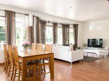 Olohuoneen yhteyteen mahtuu hyvin ruokapöytä