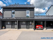 Julkisivu pääsisäänkäynnin puolelta. Jokaisessa asuinrakennuksessa on kaksi asuntoa.