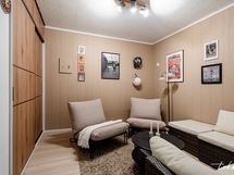 Saunan edustan vilvoitteluhuone.