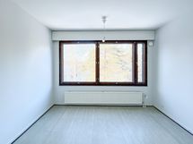 Makuuhuoneen ikkuna on sisäpihan puolelle.