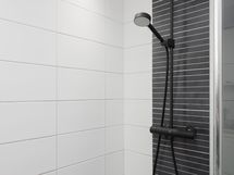 Suihkut on vastoittain uusittu tyylikkäisiin mustiin suihkuihin.