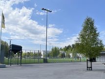 Jalkapallokenttä, kuntolaitteita sekä koripallokentä lähisetäisyydellä.