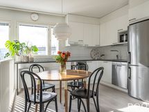 Isoista ikkunoista tulvii valoa tunnelmalliseen keittiöön.