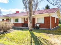 Etujulkisivu Pärehöyläntieltä