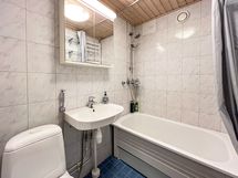 Kylpyhuoneessa on amme vaahtokylpyhetkiin.