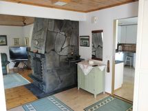 Eteisestä käynti olohuoneeseen sekä keittiöön.