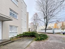 Kulku huoneistoon, on hiekkatietä piharakennuksen ohi yhtiön toisella puolella.