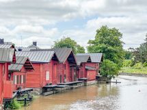 Vanhan Porvoon jokimaisemia voi ihailla talvella sekä kesällä.