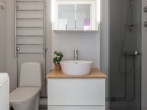 Siisti ja tilava kylpyhuone/wc.