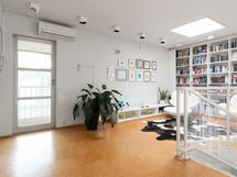 Yläkerran aula/kirjasto