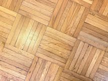 Asunnossa on kauniit parkettilattiat.