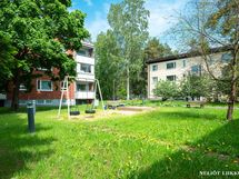 Turvallinen leikkipaikka lapsille sisäpihalla