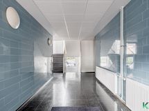 Valoisa porraskäytävä, hyvin hoidettu taloyhtiö.