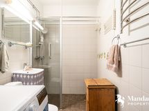 Kyplyhuone ovelta päin katsottuna.