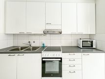 Keittiössä on kivasti kaappitilaa, sekä paikka pienelle ruokailuryhmälle.