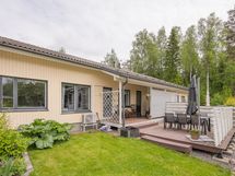 Hyvänkokoinen piha. Taloyhtiö rajautuu kaupungin puistoalueeseen.