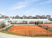 Valokuva asunnosta B 37 - näkymä asunnosta tennispuistoon.