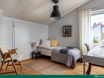 Ylimmän kerroksen makuuhuone vaatehuoneella