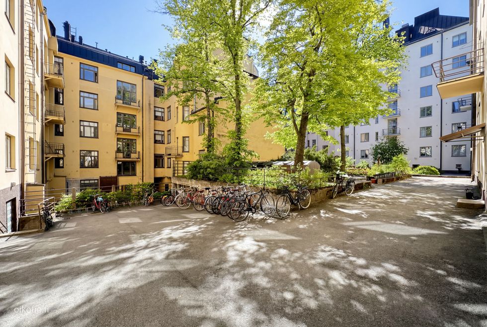 Taloyhtiön rauhallinen sisäpiha