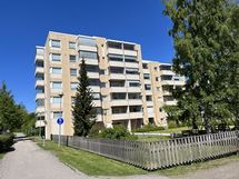 talon julkisivua pihan puolelta