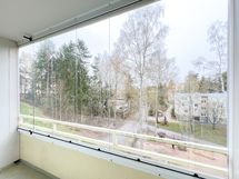 Rauhalliset pihanäkymät parvekkeelta, ilmansuunta on lounaaseen.