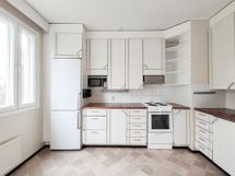 Keittiössä on kaappitilaa.