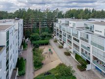 Lapsiystävällinen piha, yhteisöllinen taloyhtiö.